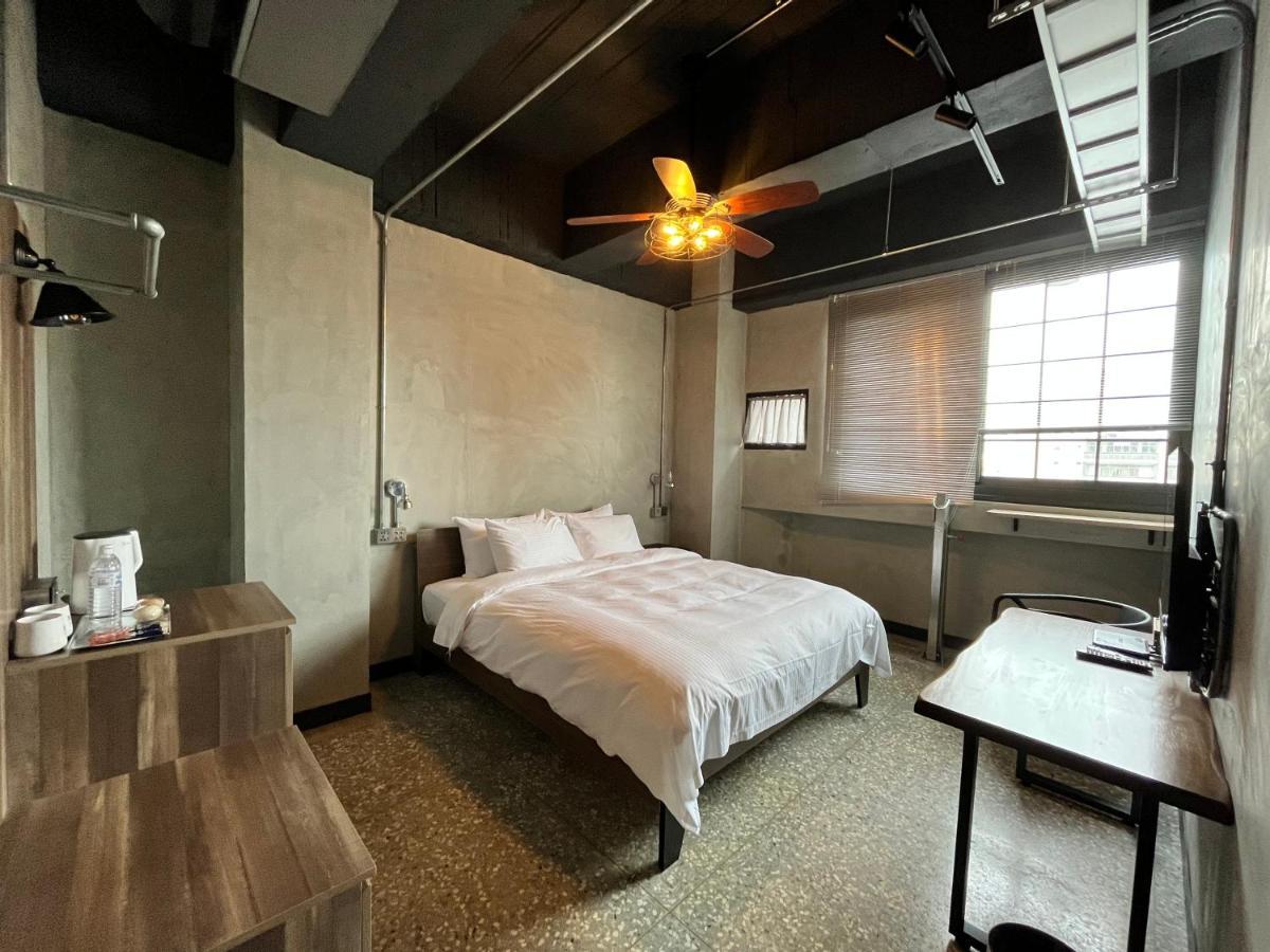 Hotel The Retro Tai-Pan Tainan Zewnętrze zdjęcie